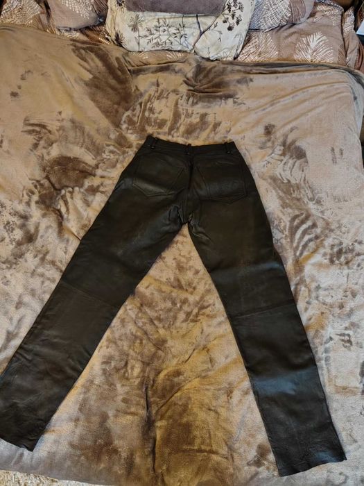 Pantaloni de piele marime M-L