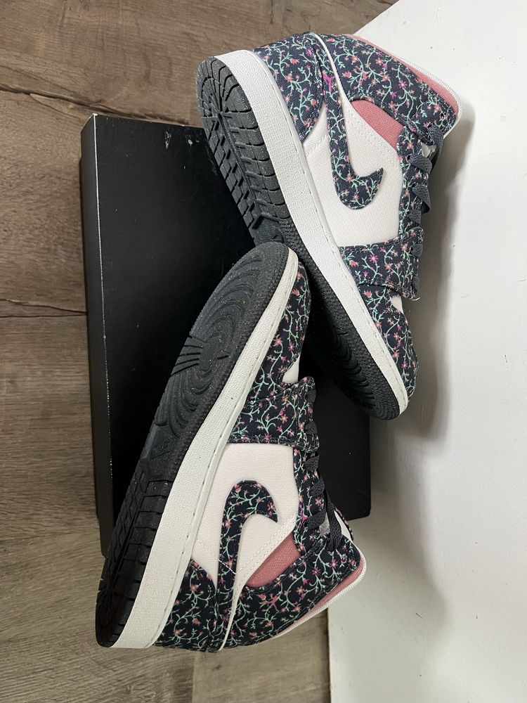Продавам чисто нови Air Jordan 1 Mid SE Floral Canvas