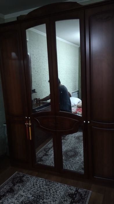 Комод с зеркалом и шкаф