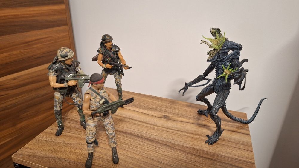 Продавам фигури от Neca