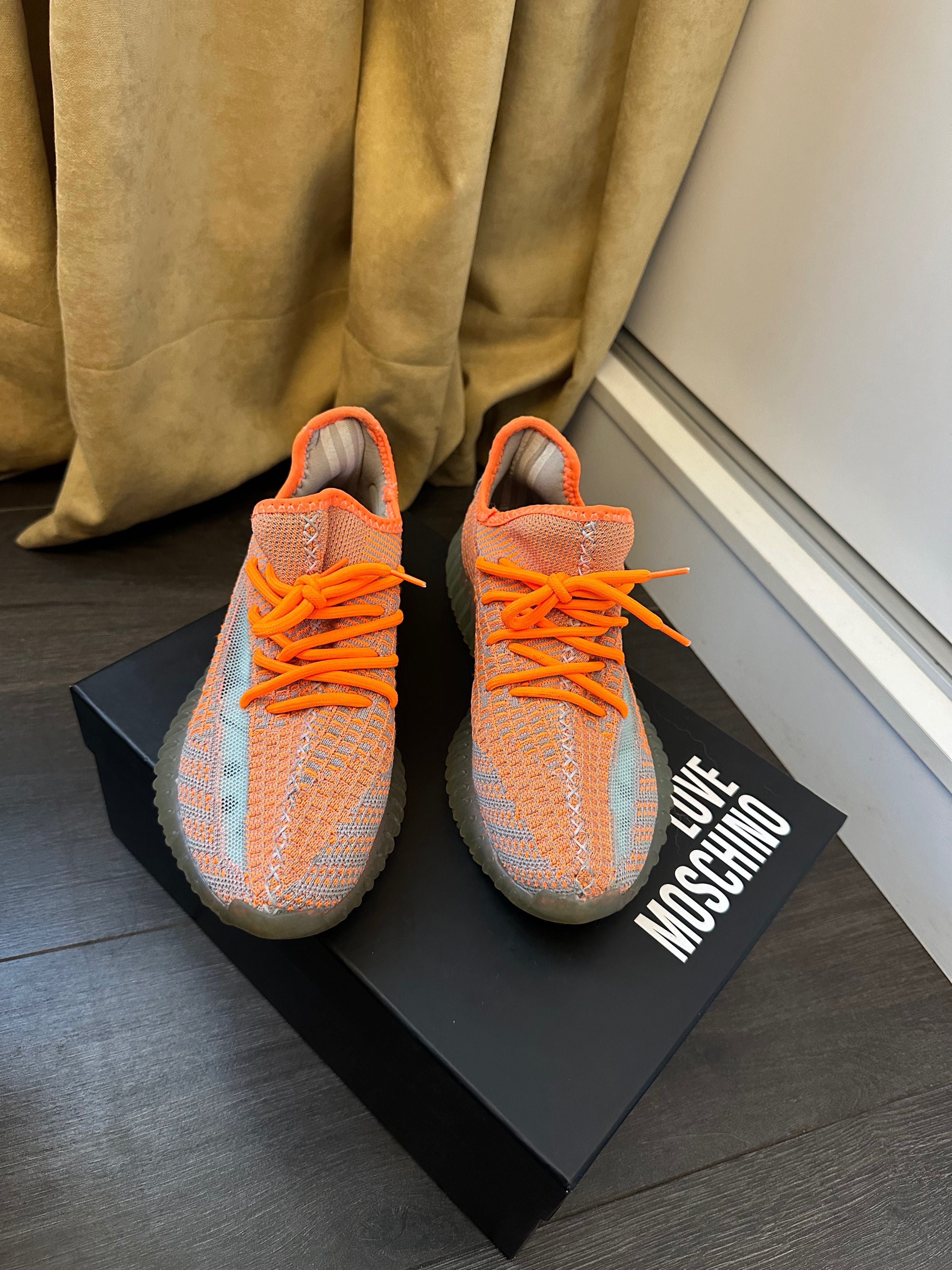 Adidas Yeezy оранджеви