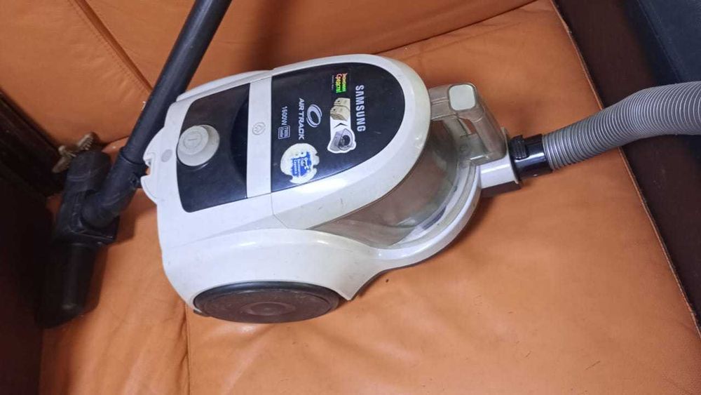 Пылесос SAMSUNG со стаканом в отличном техническом состоянии.