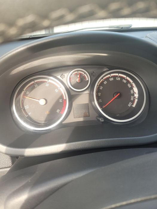 Opel corsa 2011 pret 2500E