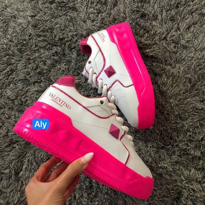 Adidasi unisex și ugg-uri