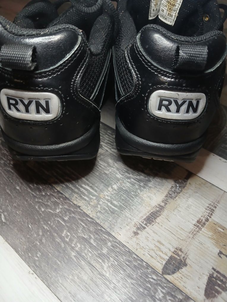 Обемисти обувки RYN