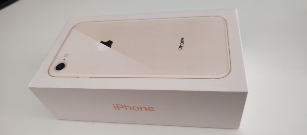 Cutie Iphone 8 gold 64gb cu accesorii