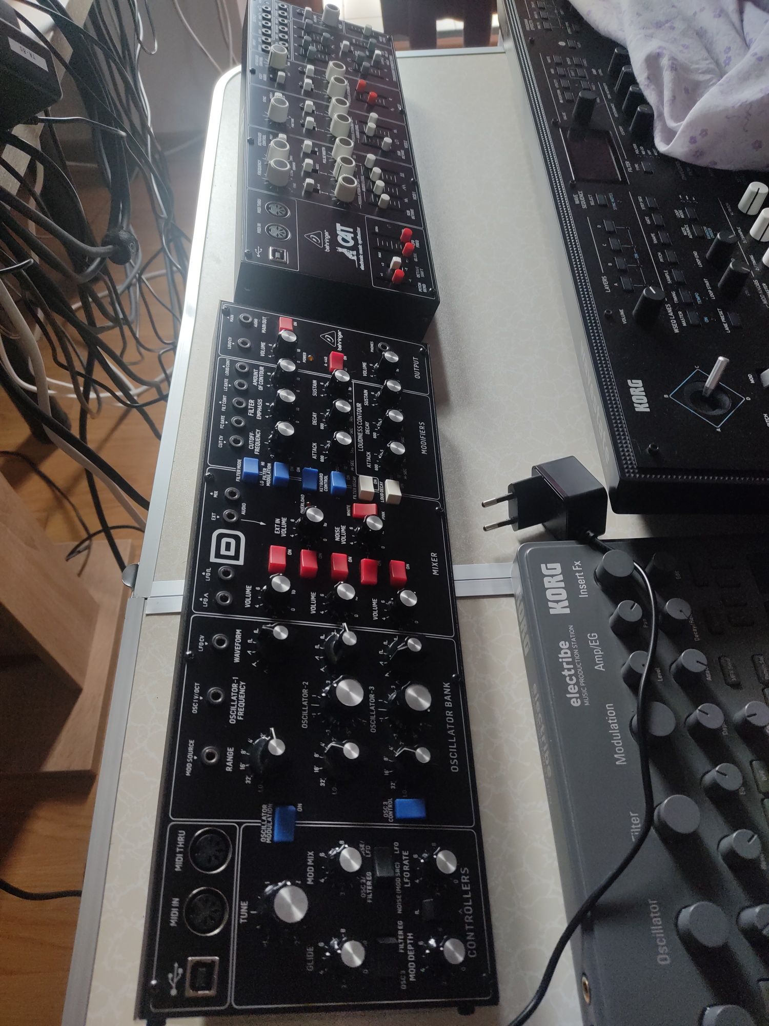 Behringer model D