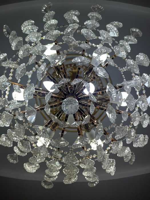 продается люстра для зала