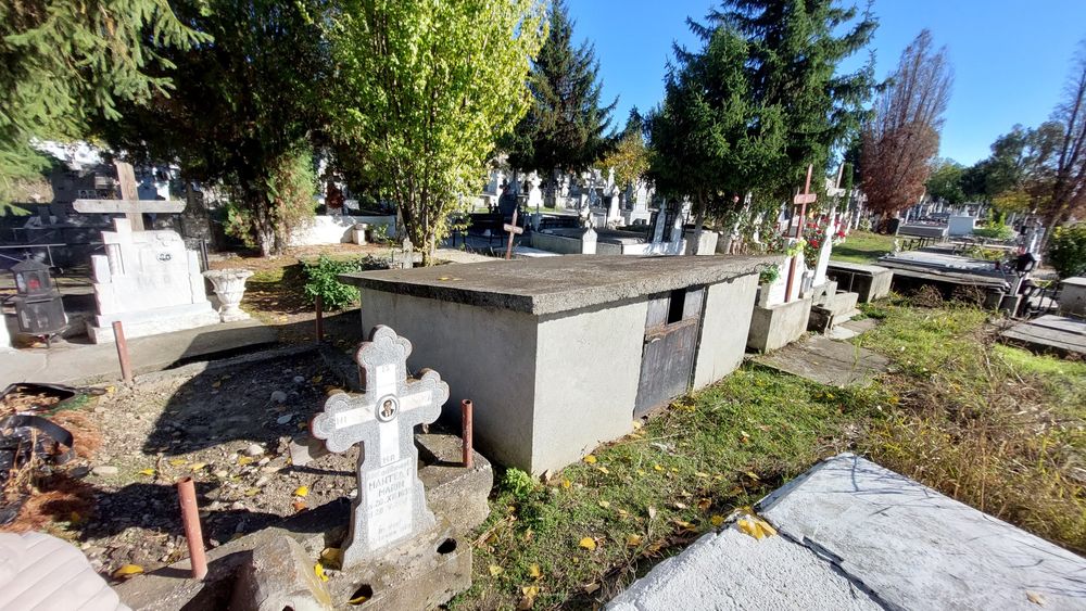 Loc de veci/cavou 5 locuri, in cimitirul Strehareț