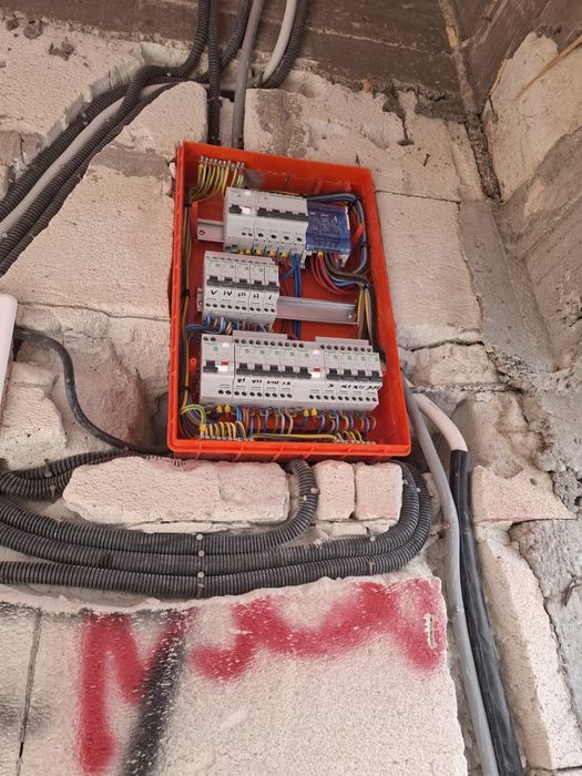 Electrician cu experienta