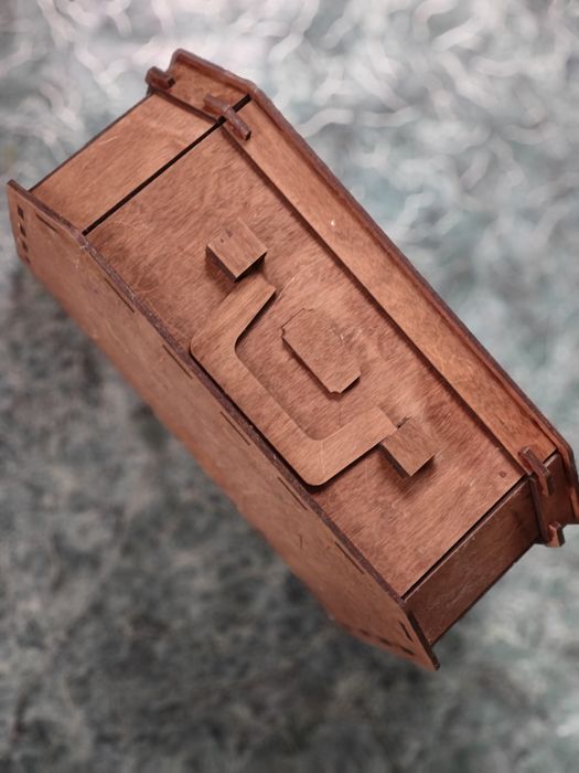 Продам чемодан с подарком.