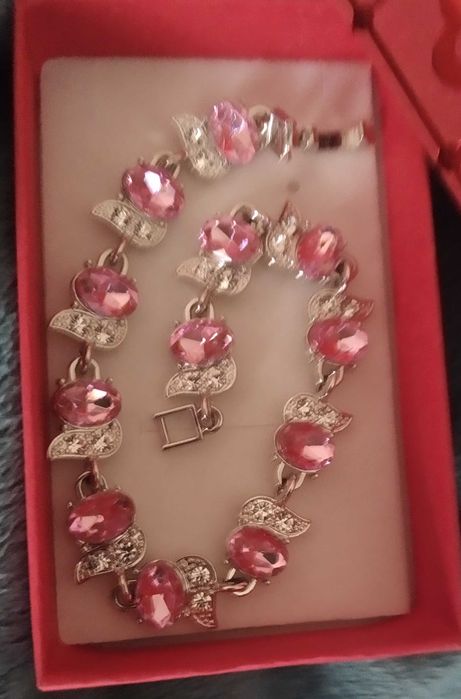 Нова, сребърна гривна. В подаръчна кутия.