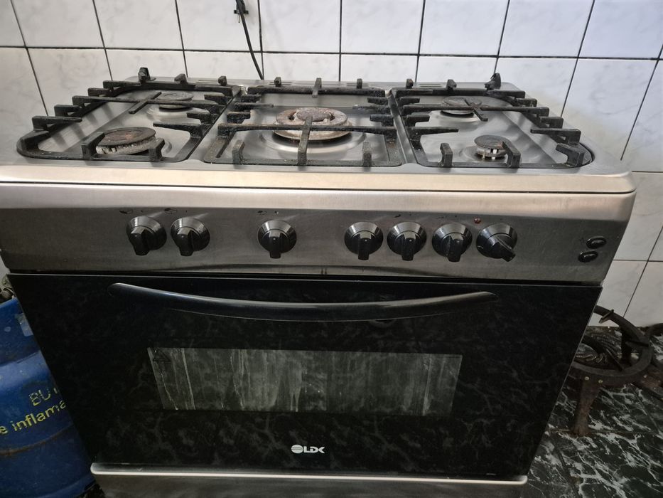 Vind aragaz aproape nou cu cuptor electric la 2000 de lei