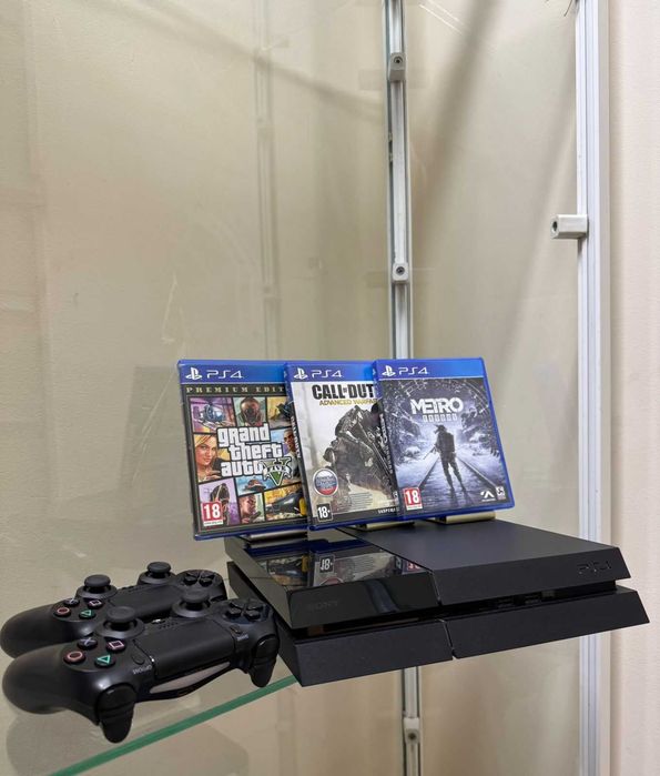 SonyPlayStation4,Два геймпада и три диска в комплекте,без коробки