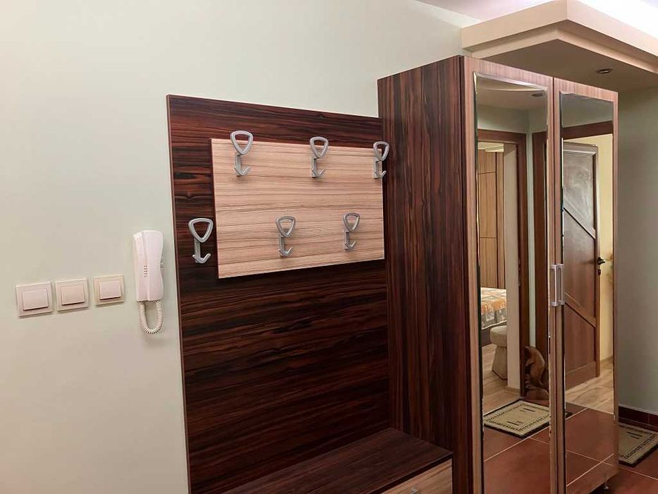 Продавам обзаведен тристаен апартамент