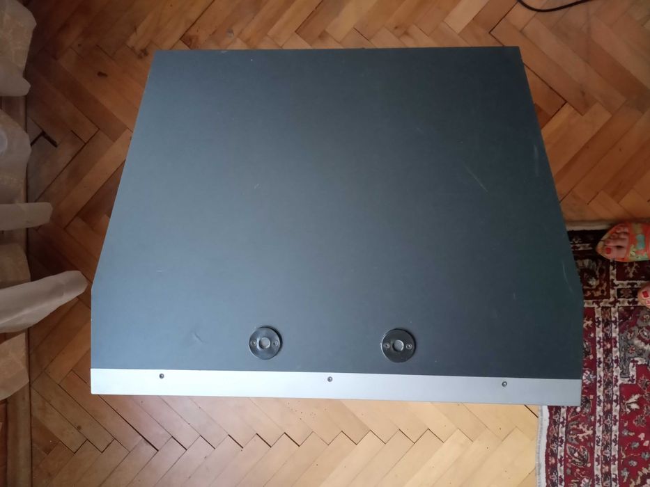 Шкаф-витрина за телевизор на колелца