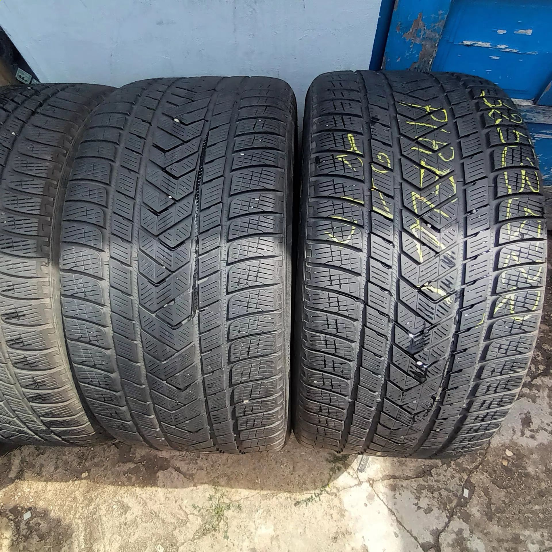 Продавам 22ц. спорт пакет 325 35 и 285 40 22 PIRELLI  дот 2021г