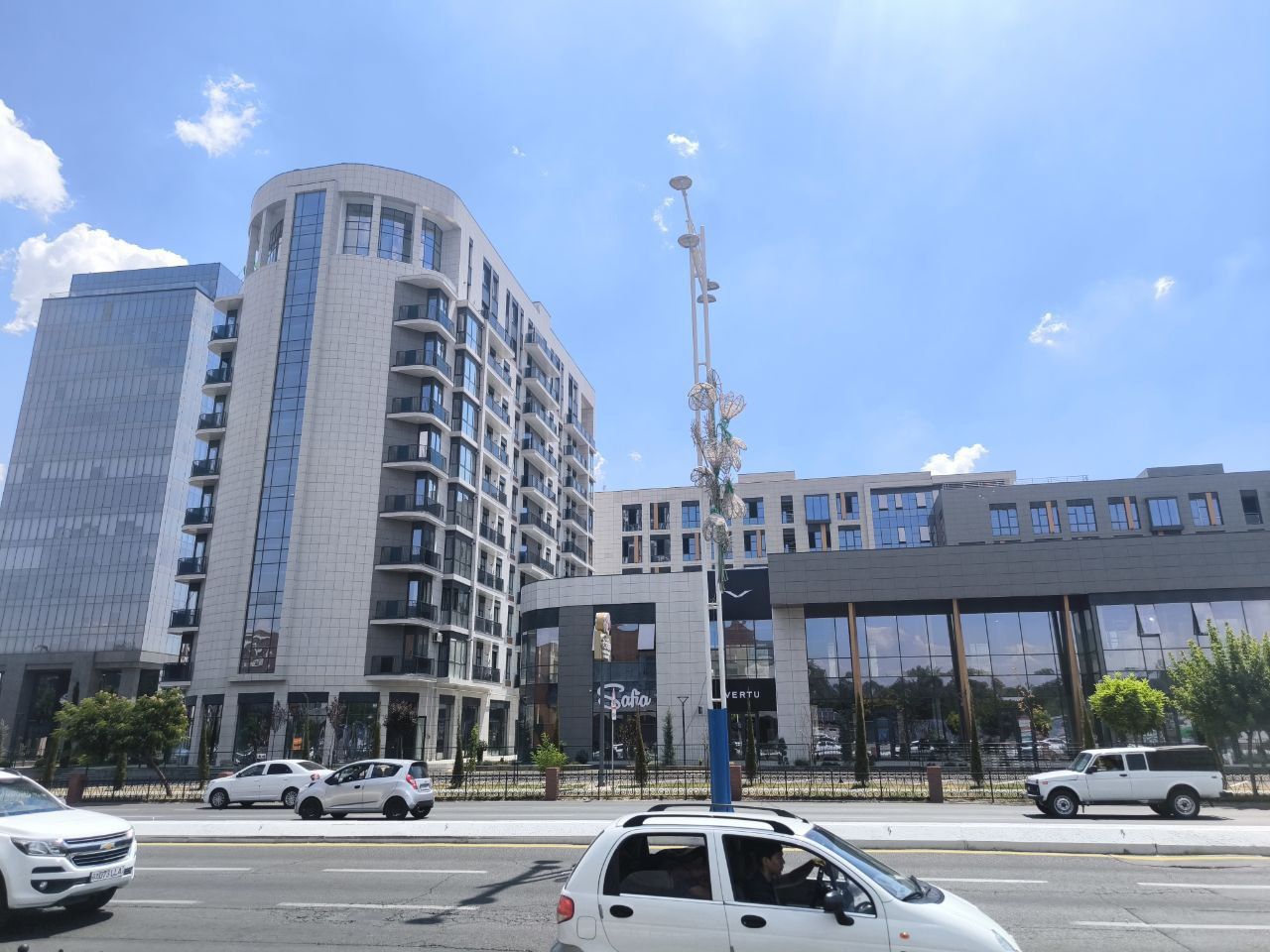 Коммерция  в аренду на первом этаже БЦ business park на Махтумкули