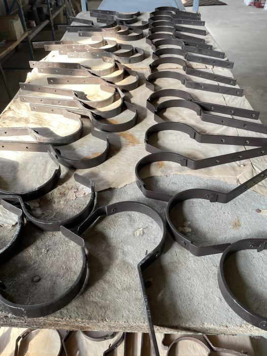 Carlige jgheab maro si  argintiu noi  UPDATE: cele maro s-au vandut.