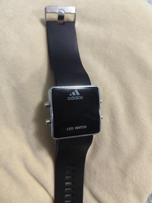 Електронен часовник адидас
