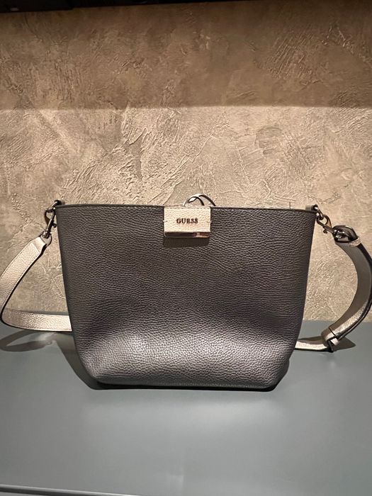 Чисто нова чанта Guess - двулицева