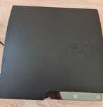 Playstation 3 конзола и два джойстика.