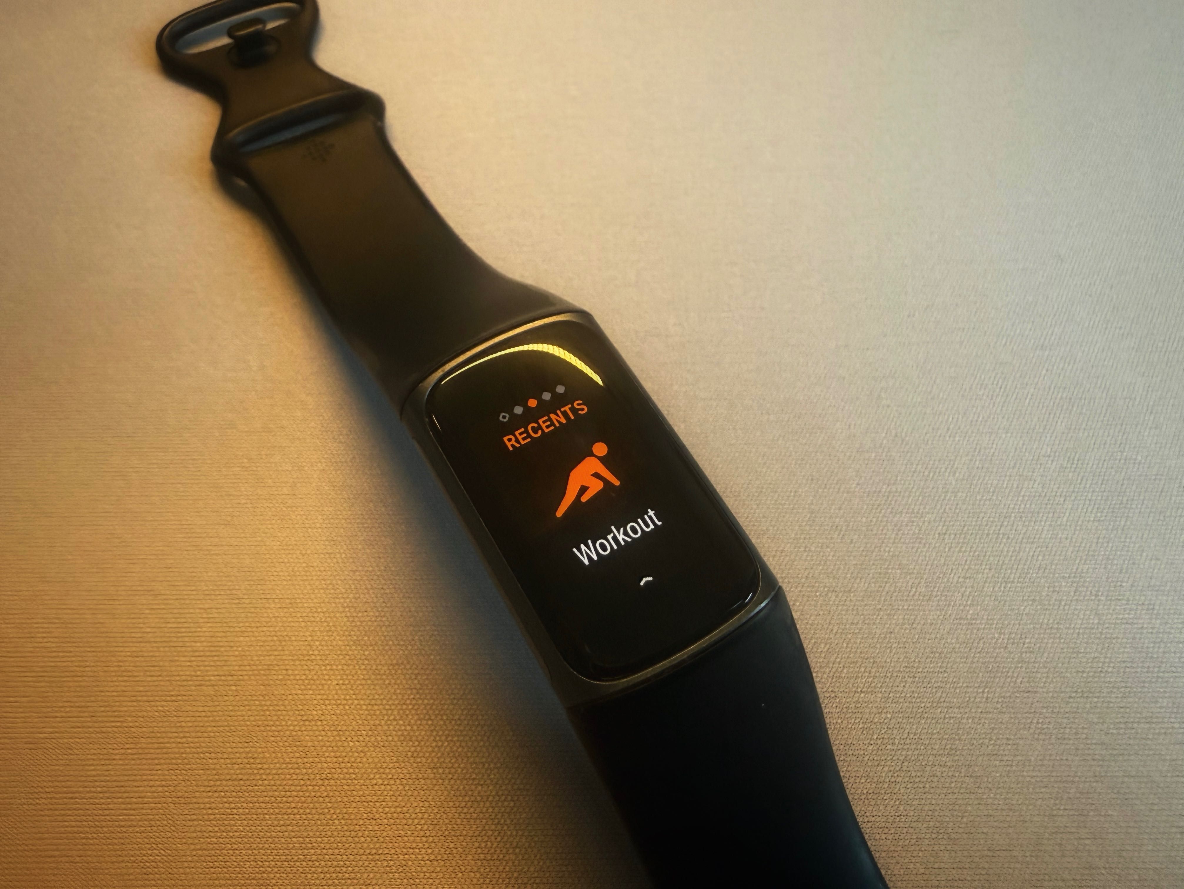 Фитнес гривна - Fitbit Charge 5