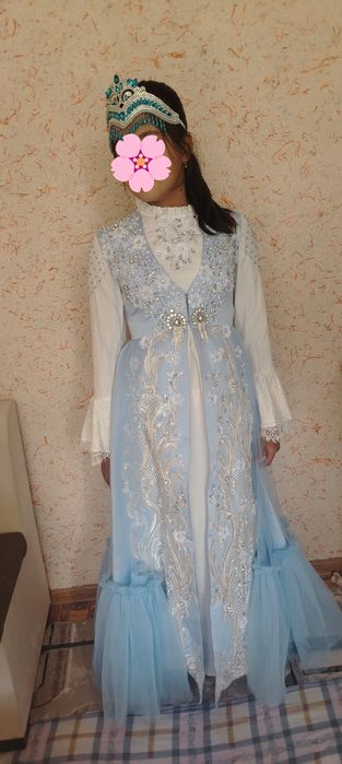 Ansanbl to'y va chaqirdilar uchun libos.