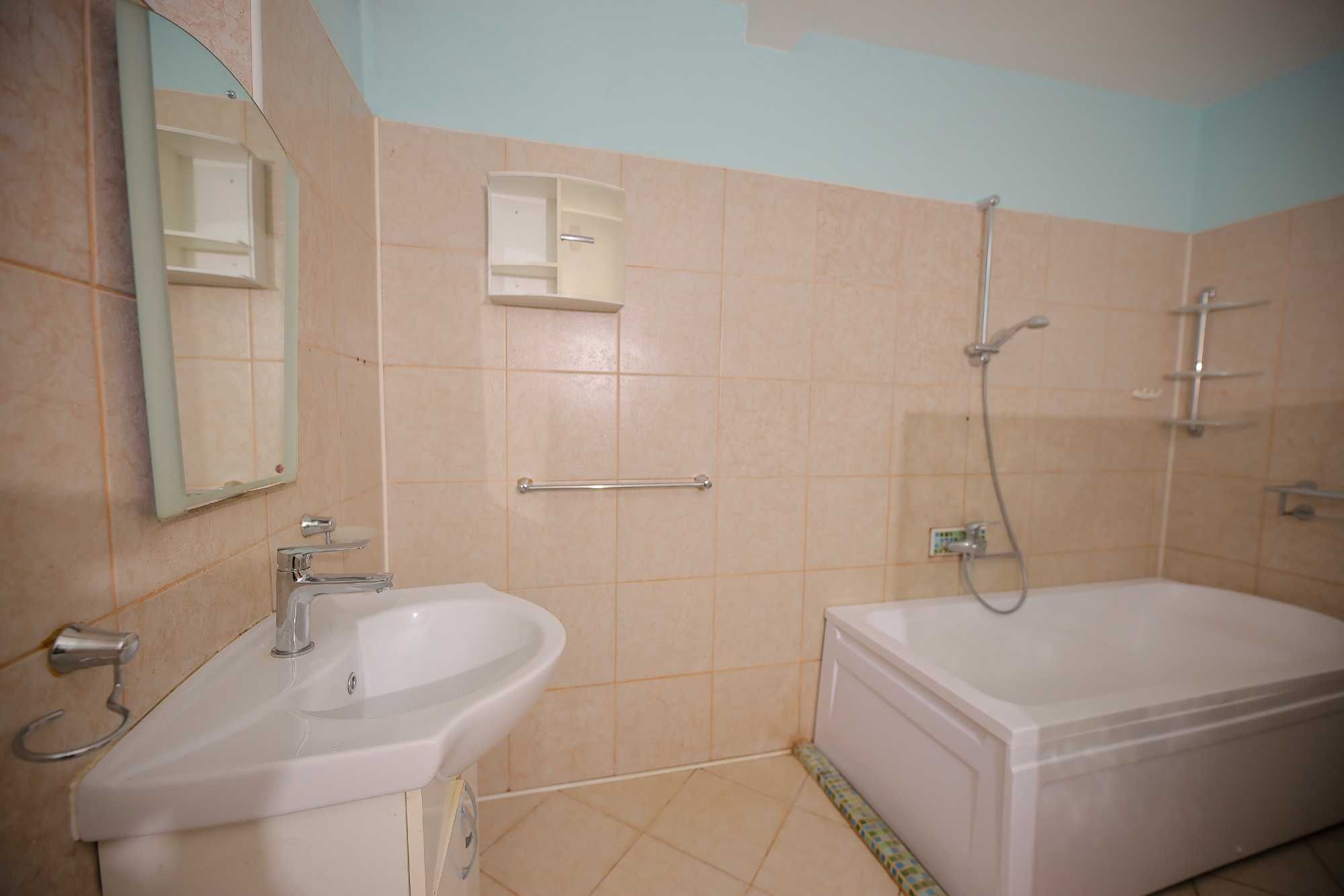 Продава се ТРИЕТАЖНА КЪЩА с панорама до гр. Варна и гр.Добрич