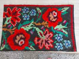 Carpete traditionale romanesti, fete de masa.