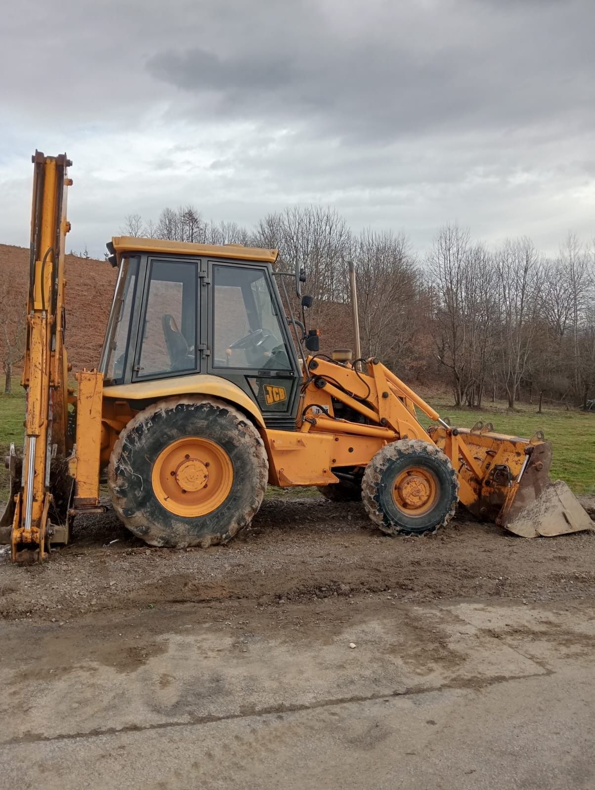 Buldoexcavator de vânzare 17.000