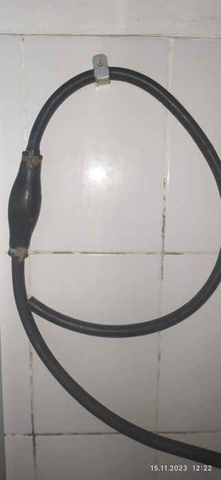 Шланг с грушей для перекачки топлива.