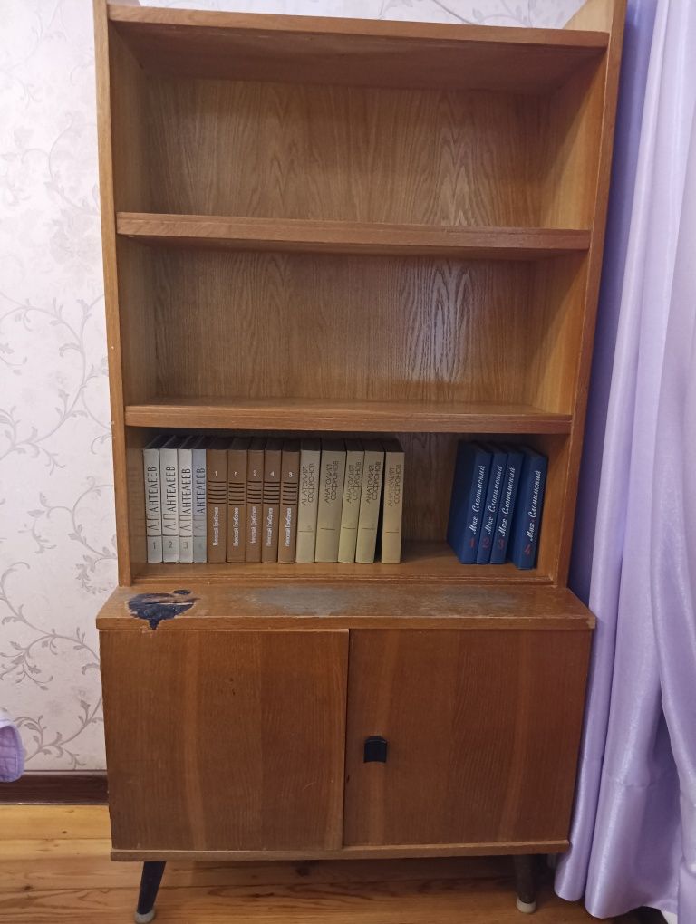 Книжный шкаф на ножках