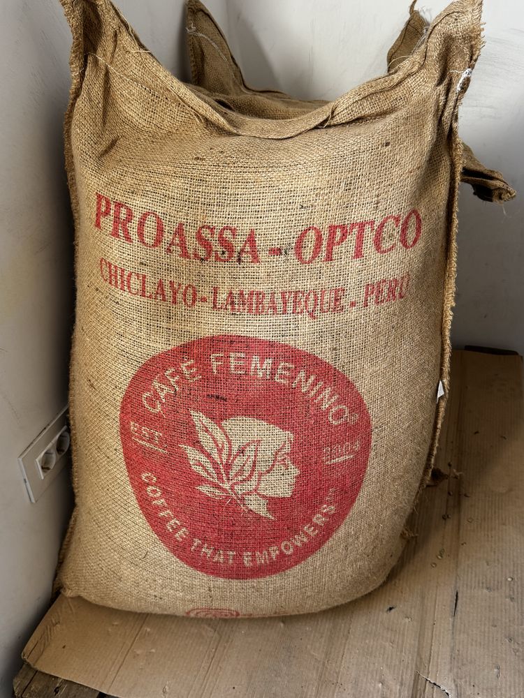 Vând saci de cafea din iută, diverse modele.