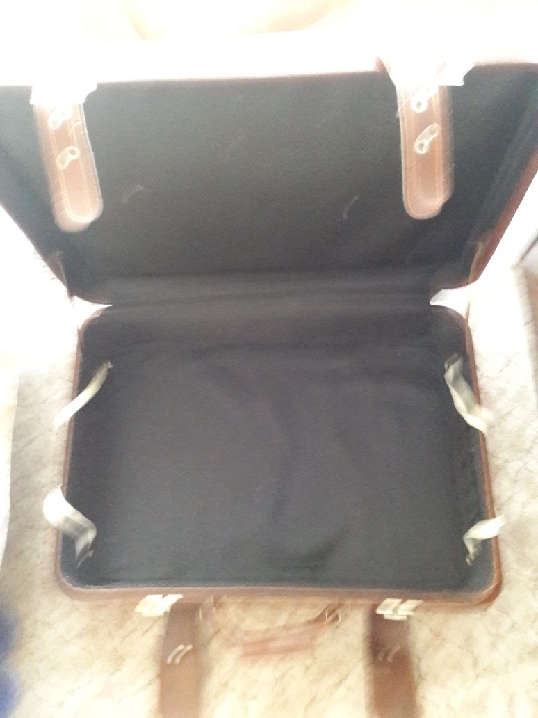 Старинен куфар от кожа