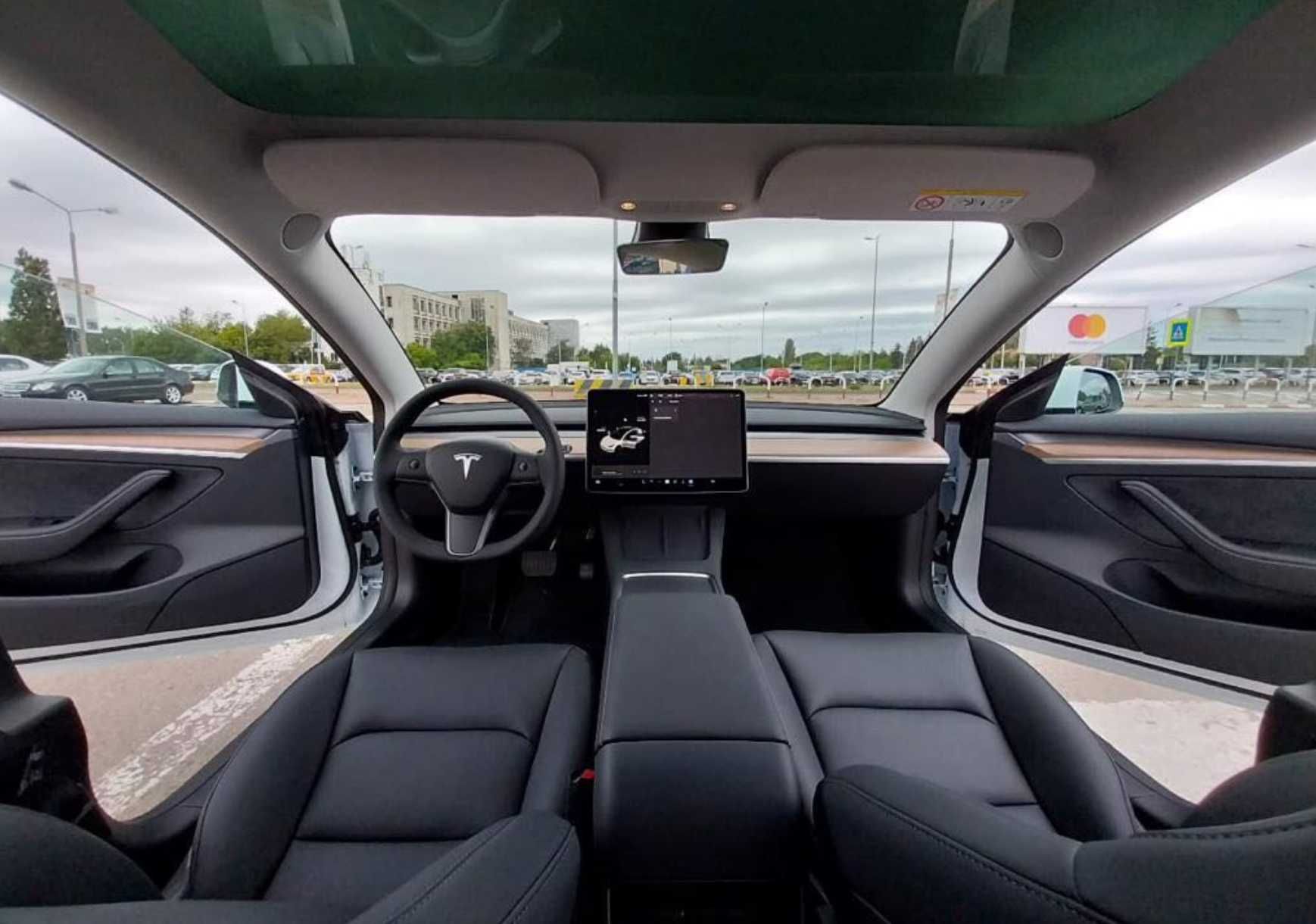 Inchirieri auto Tesla