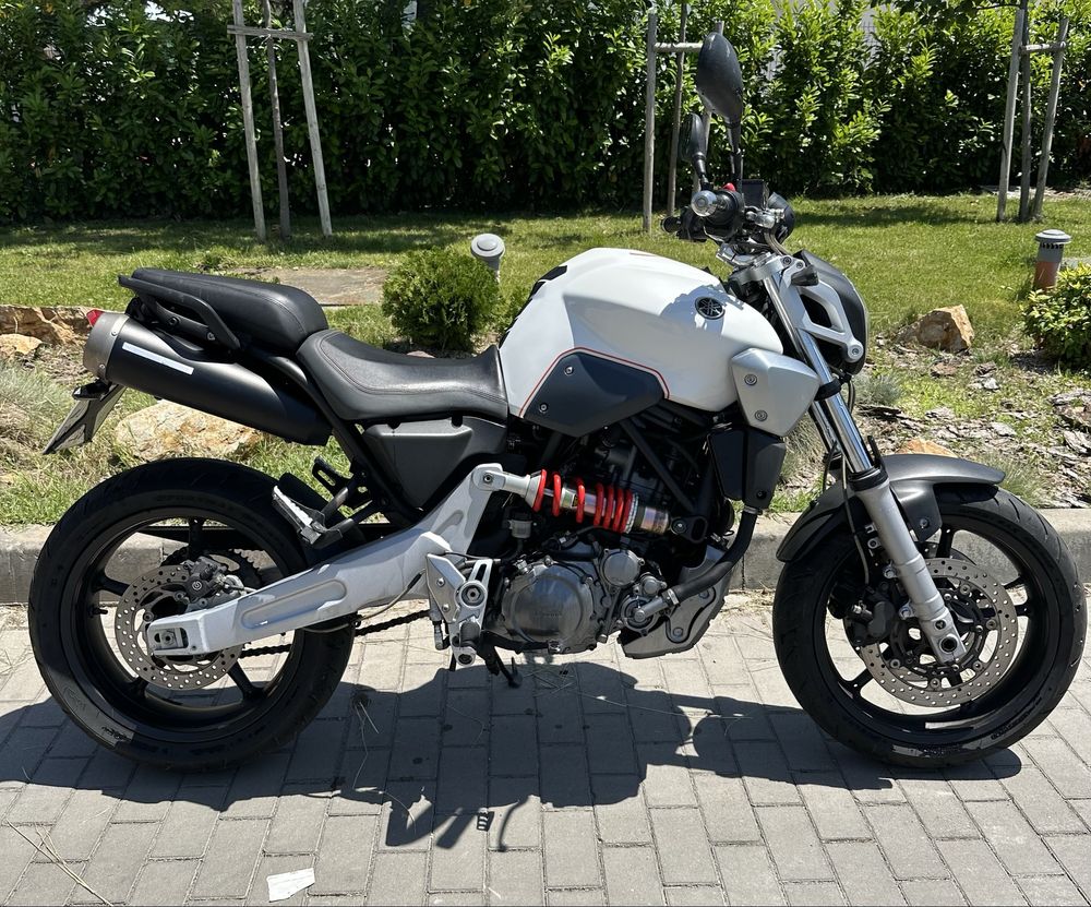 Продавам Yamaha MT-03 White perl