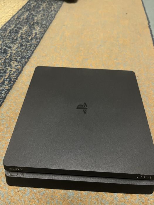 PS 4 б/у 2 года в идеальном состоянии без повреждеүий