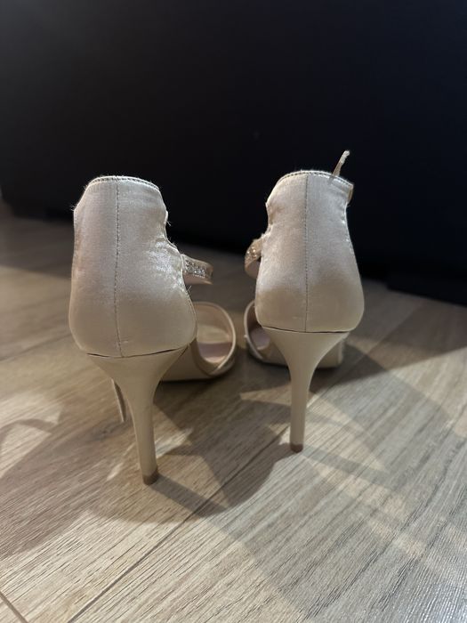 Обувки на ток с камъни