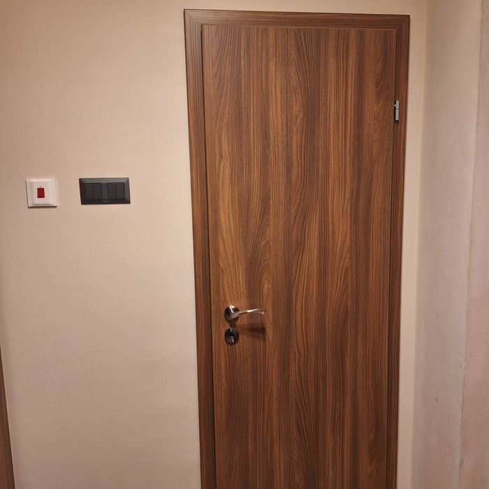 Продавам чисто нова врата KLASSEN в комплект с каса