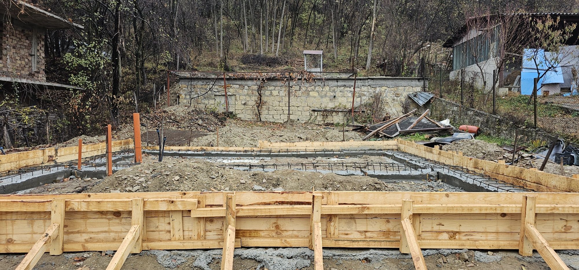 Парцел в регулация (351 кв.м) с ток и вода в Елена, и сглобяема къща.