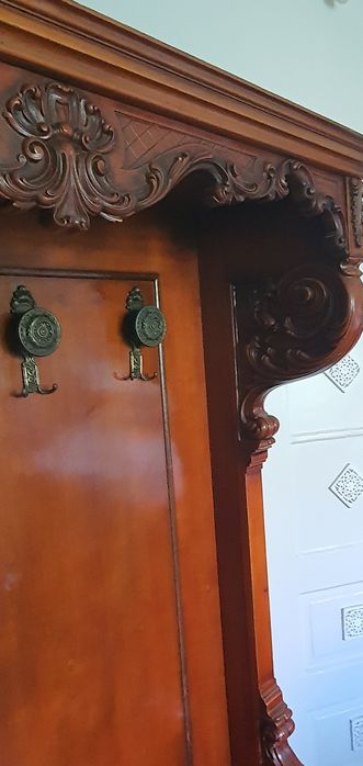 Cuier vechi lemn masiv cu ladă