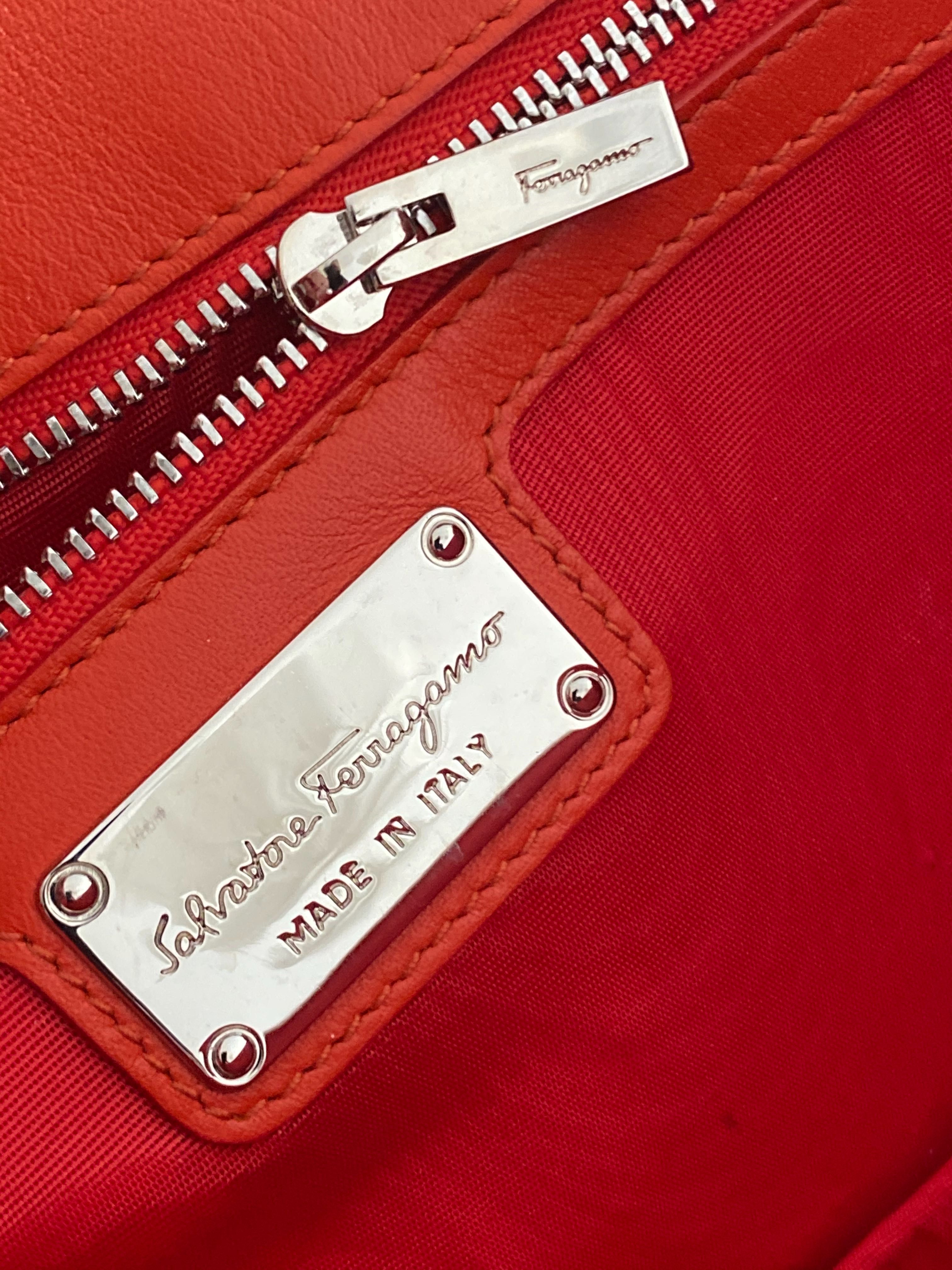 Geantă de Salvatore Ferragamo originala în modă culoare roșie