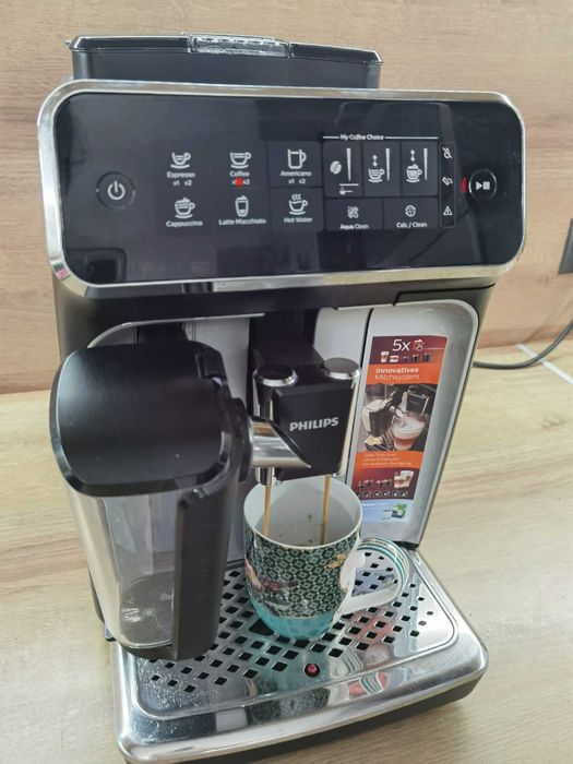 Каферобот Philips 3200 с чисто нова кана за мляко