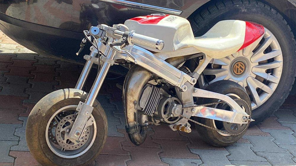 2 Motociclete mici – rapide, modificate – nu sunt pentru copii!