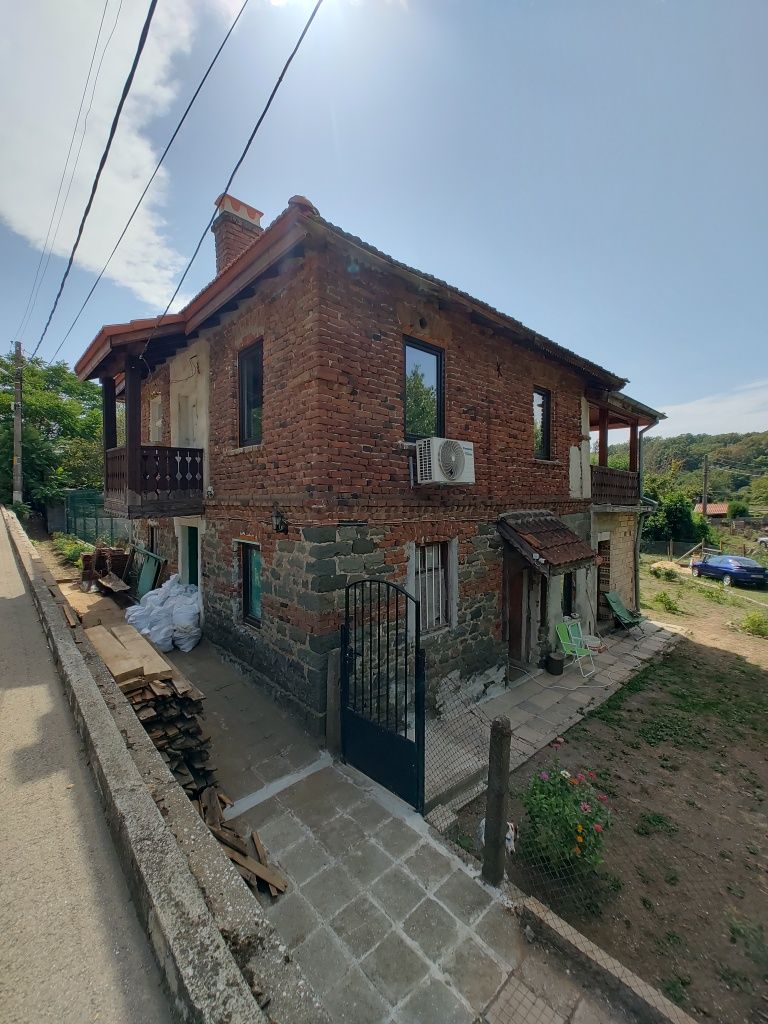 Собственикът продава еднофамилна къщата. На 18 км от гр. Приморско.