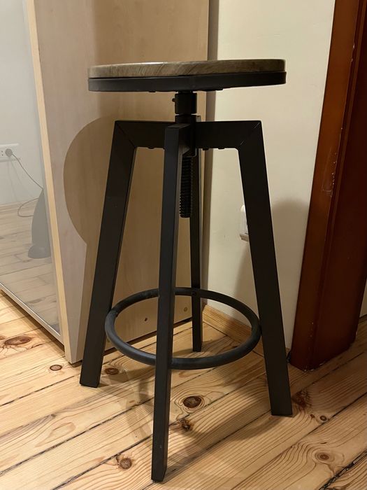 Бар стол  с регулируема височина