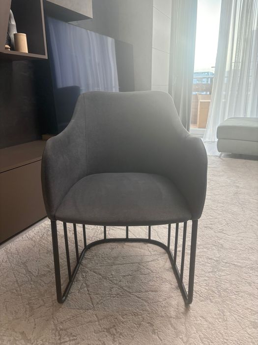 Vand 4 scaune in stare ideala