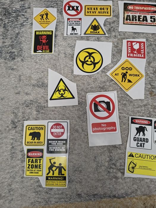 Vând 51 de stickere pt pereți, uși, etc. amuzante