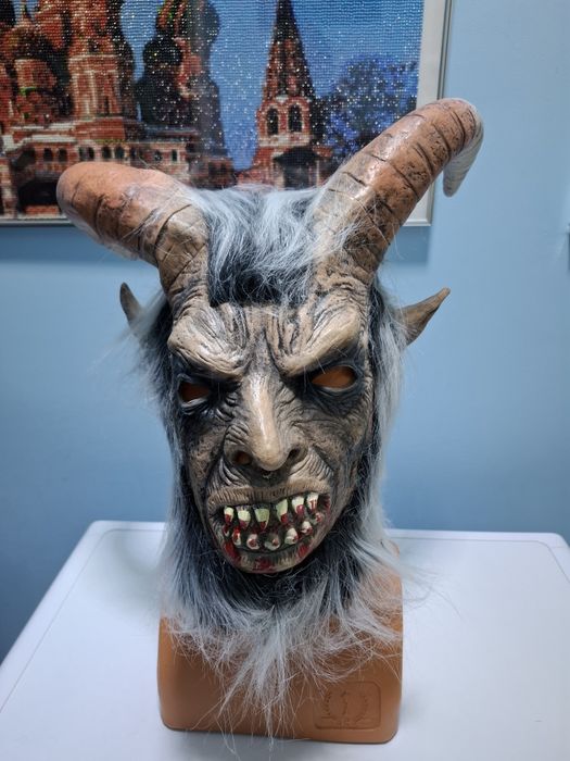 Маска латексова неупотребявана